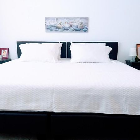Iraa'S Apartment Sarande Room photo